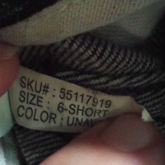 A Pair of Abercrombie and Fitch ladies flare leg jeans in a size 6S. Waist 16.5 - Picture 9 of 9